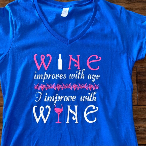 Gildan Blue Wine V-Neck T-Shirt🍷 - Picture 2 of 5